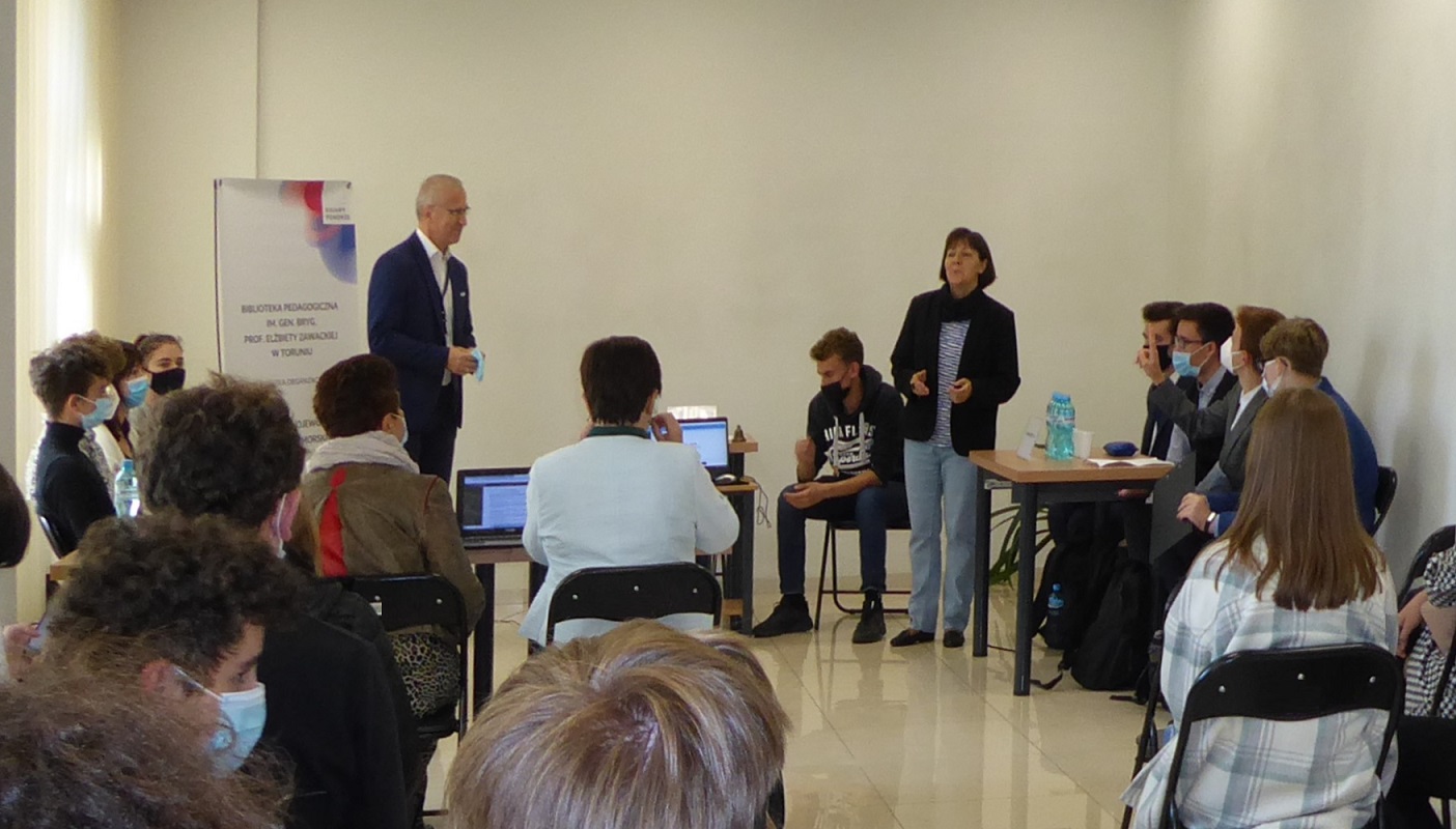 Sala wystawowa Biblioteki Pedagogicznej w Toruniu. Organizatorzy debaty oksfordzkiej witają uczestników debaty – uczniów X LO w Toruniu.