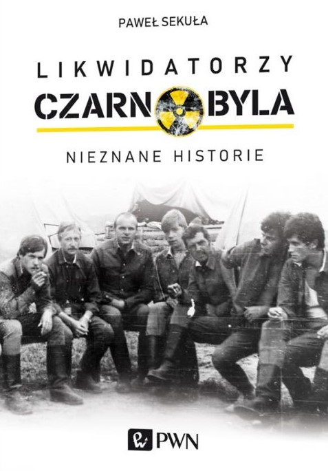 Okładka książki Likwidatorzy Czarnobyla: nieznane historie autor Paweł Sekuła. Biało-czarne zdjęcie przedstawiające mężczyzn siedzących w półkolu.