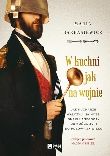 E-book na platformie IBUK Libra. Autor: Maria Barbasiewicz. Tytuł: W kuchni jak na wojnie: jak kucharze walczyli na noże, smaki i anegdoty od końca XVIII do połowy XX wieku. Okładka książki przedstawia mężczyznę w galowym mundurze, z naczyniem na głowie oraz z widelcem i chochlą w ręce.