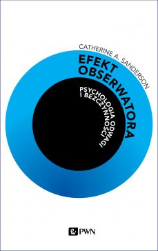 Efekt obserwatora. Psychologia odwagi i bezczynności autorstwa Catherine A. Sanderson. Na okładce znajduje się czarne koło z niebieskim okręgiem symbolizujące oko.