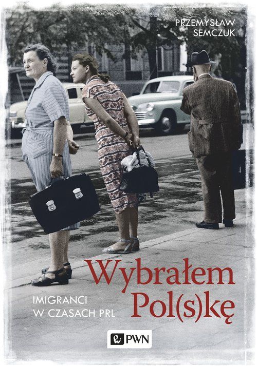 Dwie kobiety stoją bokiem na krawędzi chodnika. Mężczyzna stoi tyłem. Tytuł książki Wybrałem Pol(s)kę : imigranci w czasach PRL Przemysław Semczuk