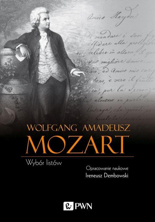 Stojący mężczyzna, pismo odręczne w tle. Tytuł książki Wolfgang Amadeusz Mozart : wybór listów