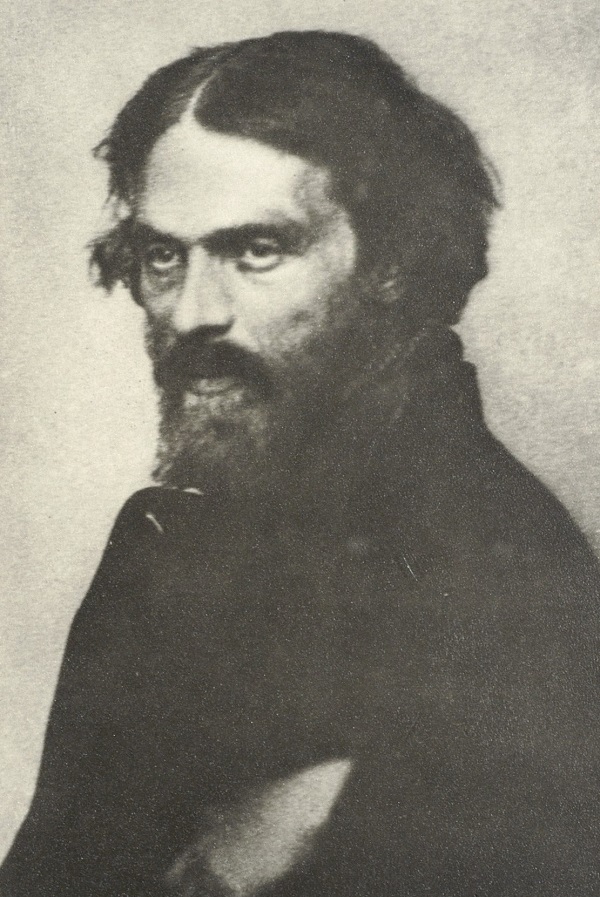 Portret Cypriana Kamila Norwida, ok. 1858 r. Czarno-biała ilustracja, prezentująca mężczyznę z bujną fryzurą i takim samym zarostem.