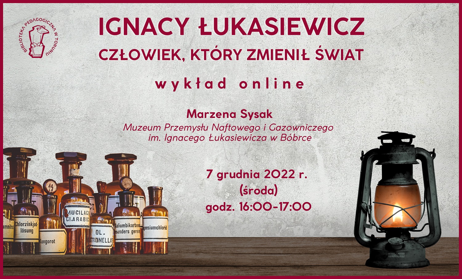 Grafika zapraszająca do udziału w wykładzie online. Tło obrazka stanowi zdjęcie ściany, a na jej tle stoją stare butelki apteczne i zapalona lampa naftowa. Napisy na obrazku są powtórzeniem najważniejszych informacji z sąsiadującego z grafiką tekstu.