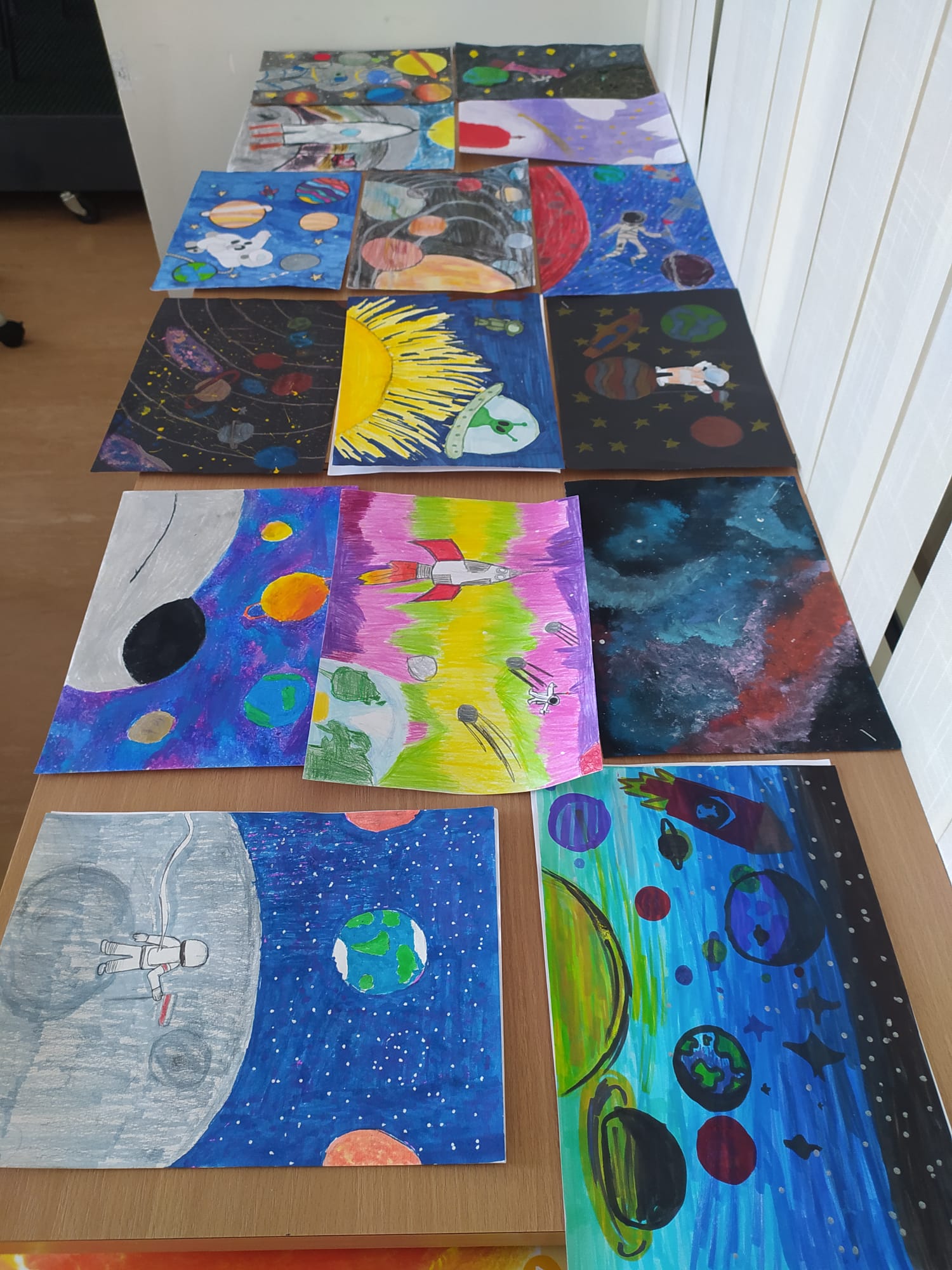 Na stoliku rozłożone prace plastyczne.