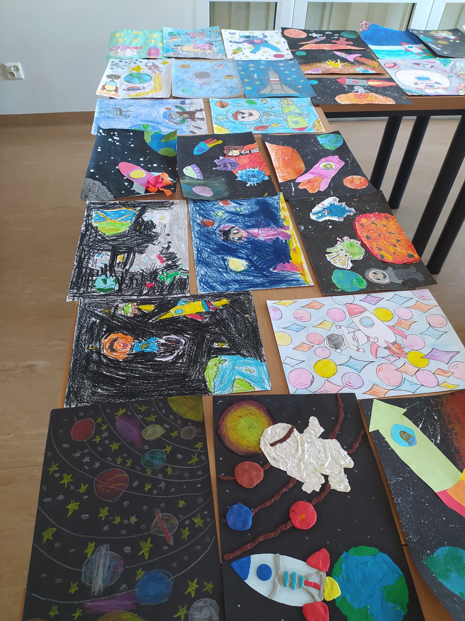 Na stoliku rozłożone prace plastyczne.