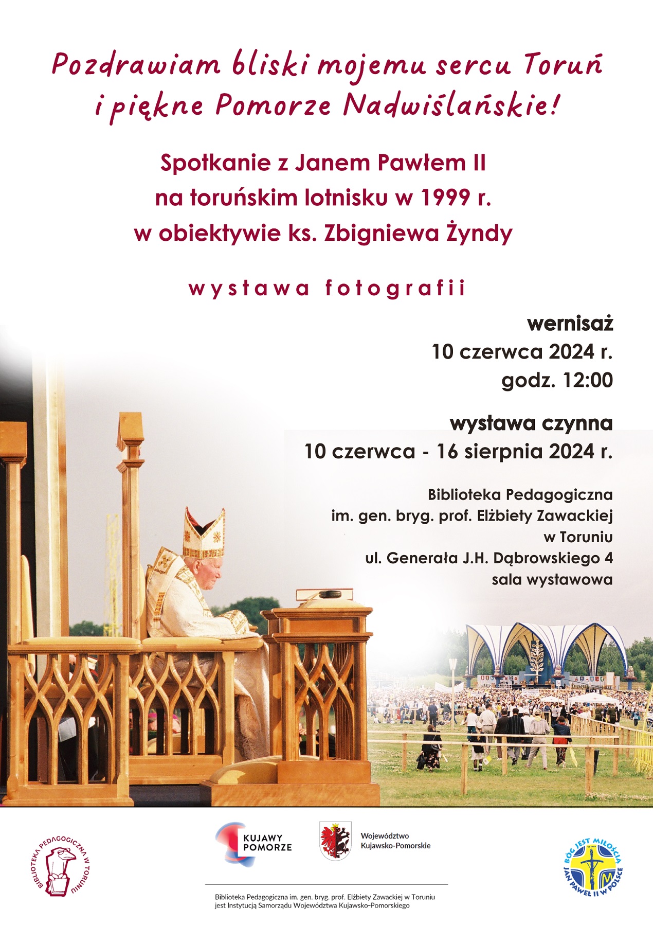 Papież siedzący na jasnym, drewnianym tronie - widok z prawej strony. Obok ołtarz papieski i tłum ludzi na trawiastym placu.