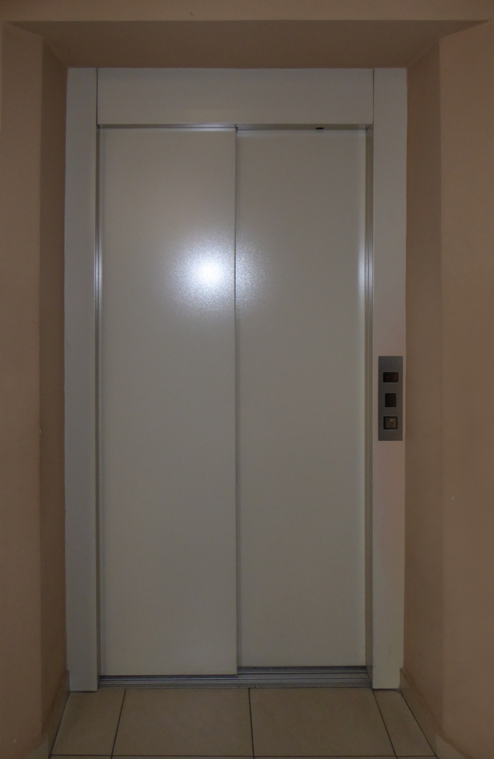 Drzwi do windy osobowej.