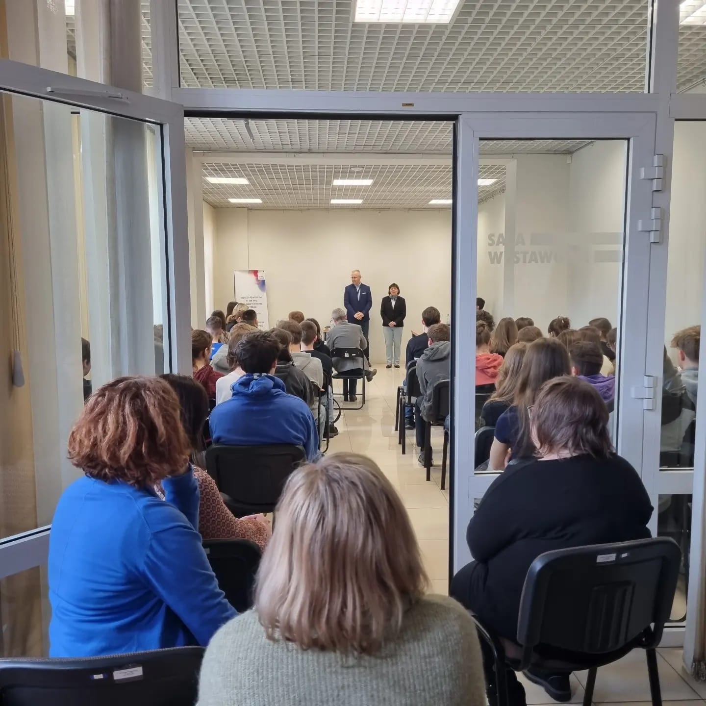 Zdjęcia przedstawiają salę wystawową Biblioteki Pedagogicznej w Toruniu. W sali znajdują się: publiczność, jurorzy, uczestnicy debaty, prowadzący debatę.