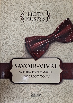 Okładka książki: Savoir-vivre. Sztuka dyplomacji i dobrego tonu. Na okładce, na szarym tle, bordowa mucha w białe kropki.