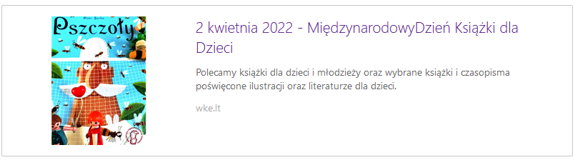 Okładka książki - Piotr Socha “Pszczoły”. Okładka przedstawia fragment postaci starszego mężczyzny z siwymi wąsami. Ubrany jest w jasną koszulę, na głowie ma biały kapelusz z siateczką na twarzy. Nad głową mężczyzny, na niebieskim tle, fruwają pszczoły. Na krawędziach okładki znajdują się zielone liście. Na dole okładki, umieszczono dekorację. To dwie małe plastikowe laleczki, stojące przed książką, odwrócone bokiem. Dziewczynka ma czerwoną sukienkę i pomarańczowe włosy, chłopiec ma brązowe włosy, ciemną bluzkę i trzyma czerwony balonik w kształcie serca.