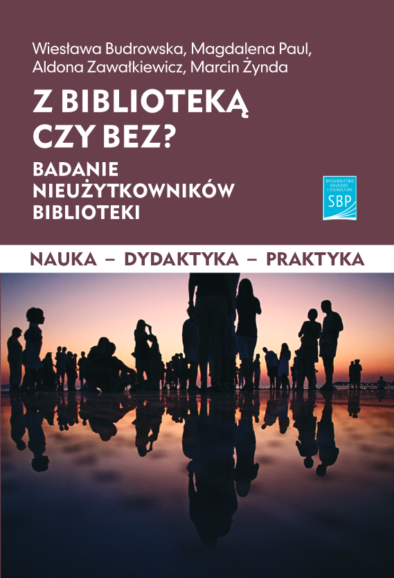 Okładka książki: Z biblioteką czy bez? Badanie nieużytkowników biblioteki; autorzy:  Wiesława Budzowska, Magdalena Paul, Aldona Zawałkiewicz, Marcin Żynda. W połowie wysokości napis – tytuł serii wydawniczej: Nauka – Dydaktyka – Praktyka. W dolnej części zdjęcie przedstawiające zarysy kilkudziesięciu osób na tle wschodzącego lub zachodzącego słońca.
