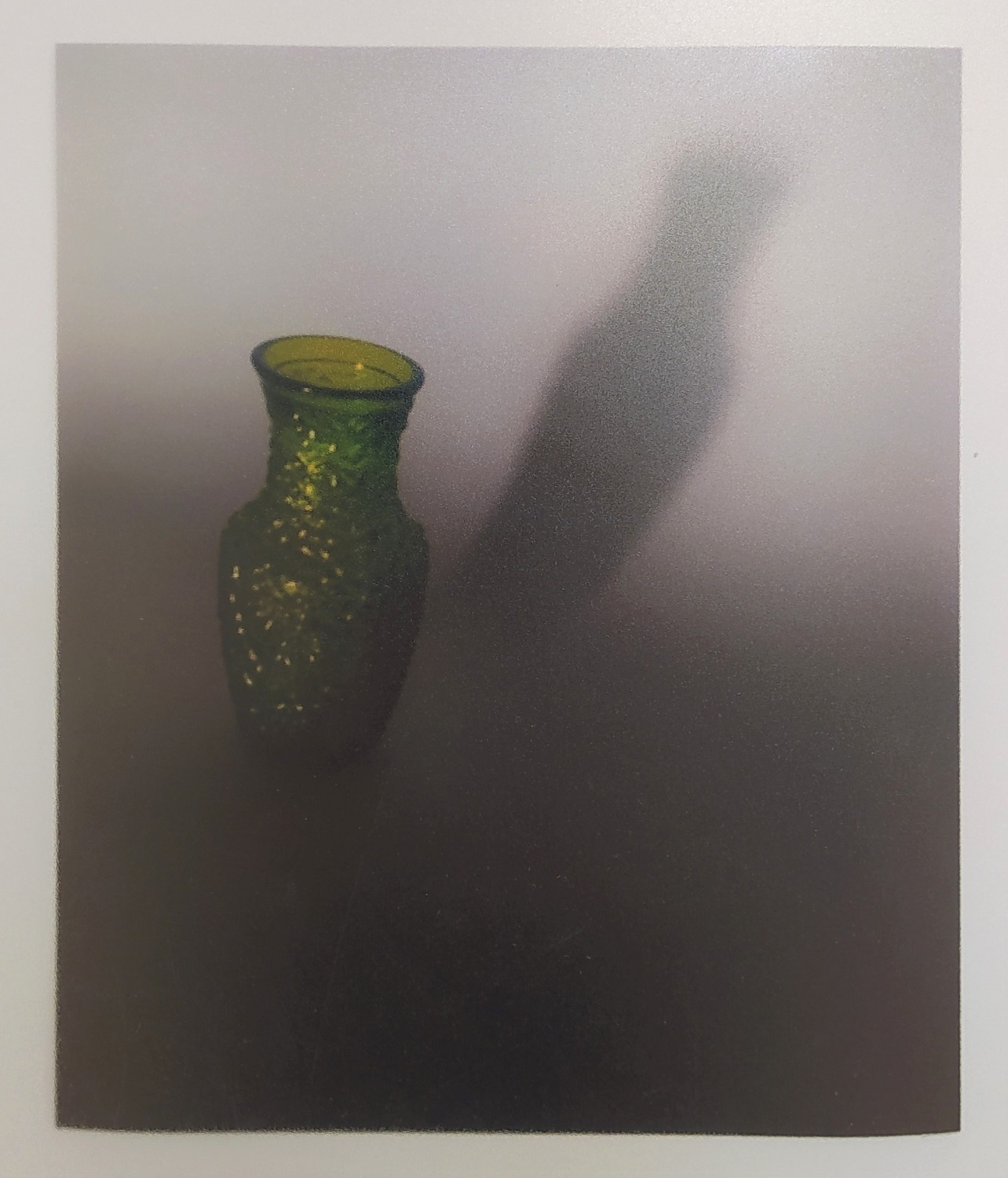 Zdjęcie przedstawiające szklany, zielony wazon.