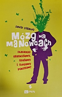Okładka książki pt.: Mózg na manowcach. Dlaczego oszukujemy, udajemy i ulegamy pokusom?. Na okładce na jasnozielonym tle, rysunek sylwetki człowieka we fioletowym garniturze. Zamiast głowy ma zieloną wiązankę z traw.
