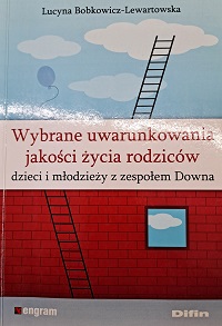 Okładka książki pt.: Wybrane uwarunkowania jakości życia rodziców dzieci i młodziezy z zespołem Downa. Na okładce, w górnej części niebo, trzy chmury, błękitny balonik i drabina. W dolnej części, czerwony mur z okienkiem na niebo z chmurką, po lewej stronie muru drabina.