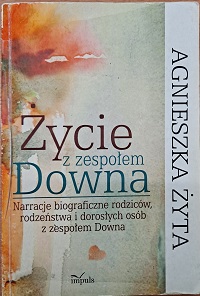 Okładka książki pt.: Życie z zespołem Downa. Narracje biograficzne rodziców, rodzeństwa i dorosłych osób z zespołem Downa. Okładka biała, w lewym, górnym rogu pomarańczowa plama.