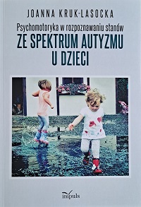 Okładka książki pt. Psychomotoryka w rozpoznawaniu stanów ze spektrum autyzmu u dzieci. Na okładce dwie bawiące się dziewczynki w kałuży. W tle fragment białego domu i okno, na parapecie kwiaty